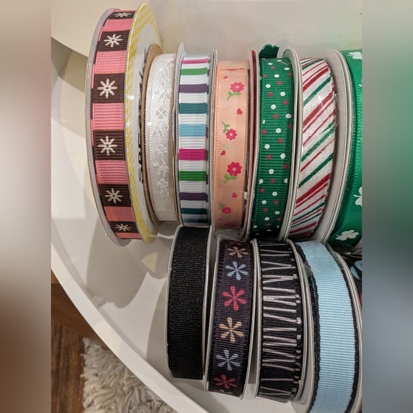 Ribbon lot, 31 assorted rolls of 3/8" craft ribbon - Picture 5 of 9